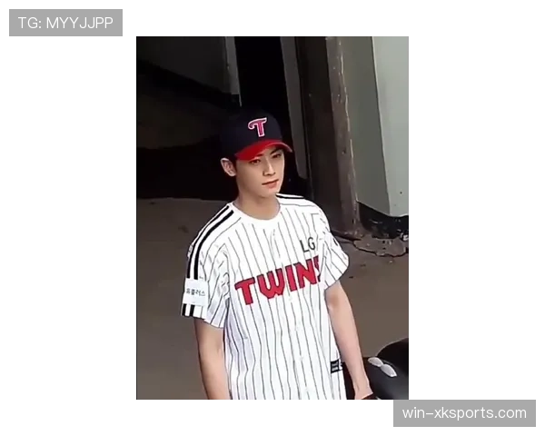 郭艾伦穿着运动衫去买包子,手里晃着一串车钥匙——笑不出来 郭艾伦穿着运动衫去买包子,手里晃着一串车钥匙——笑不出来